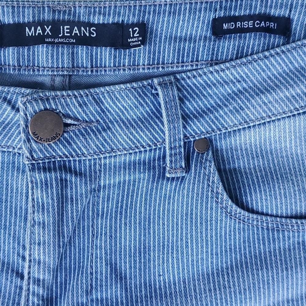 MAX JEANS- MID RISE CAPRI'S - Picture 2 of 6